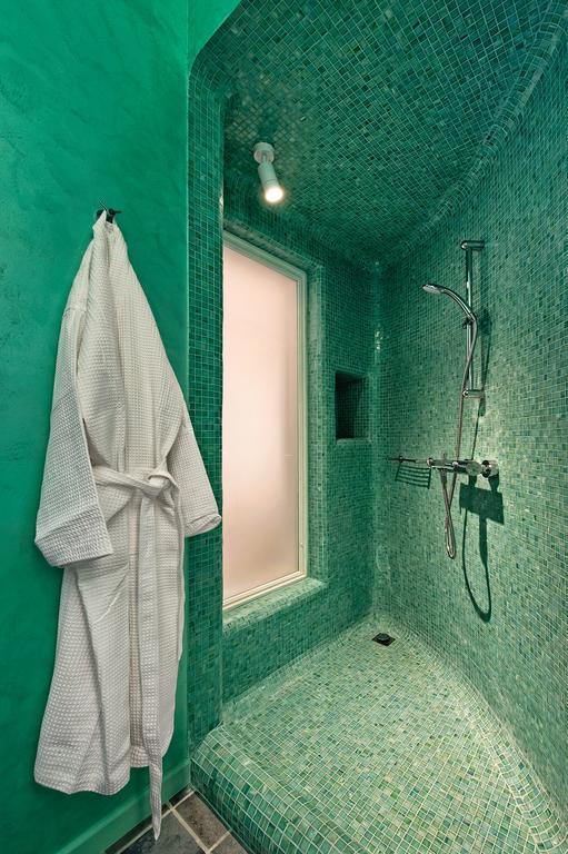 Ananda Suites 이메로비글리 객실 사진